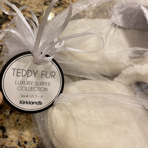NWT Ivory Teddy Cuff Slippers - Picture 3 of 4